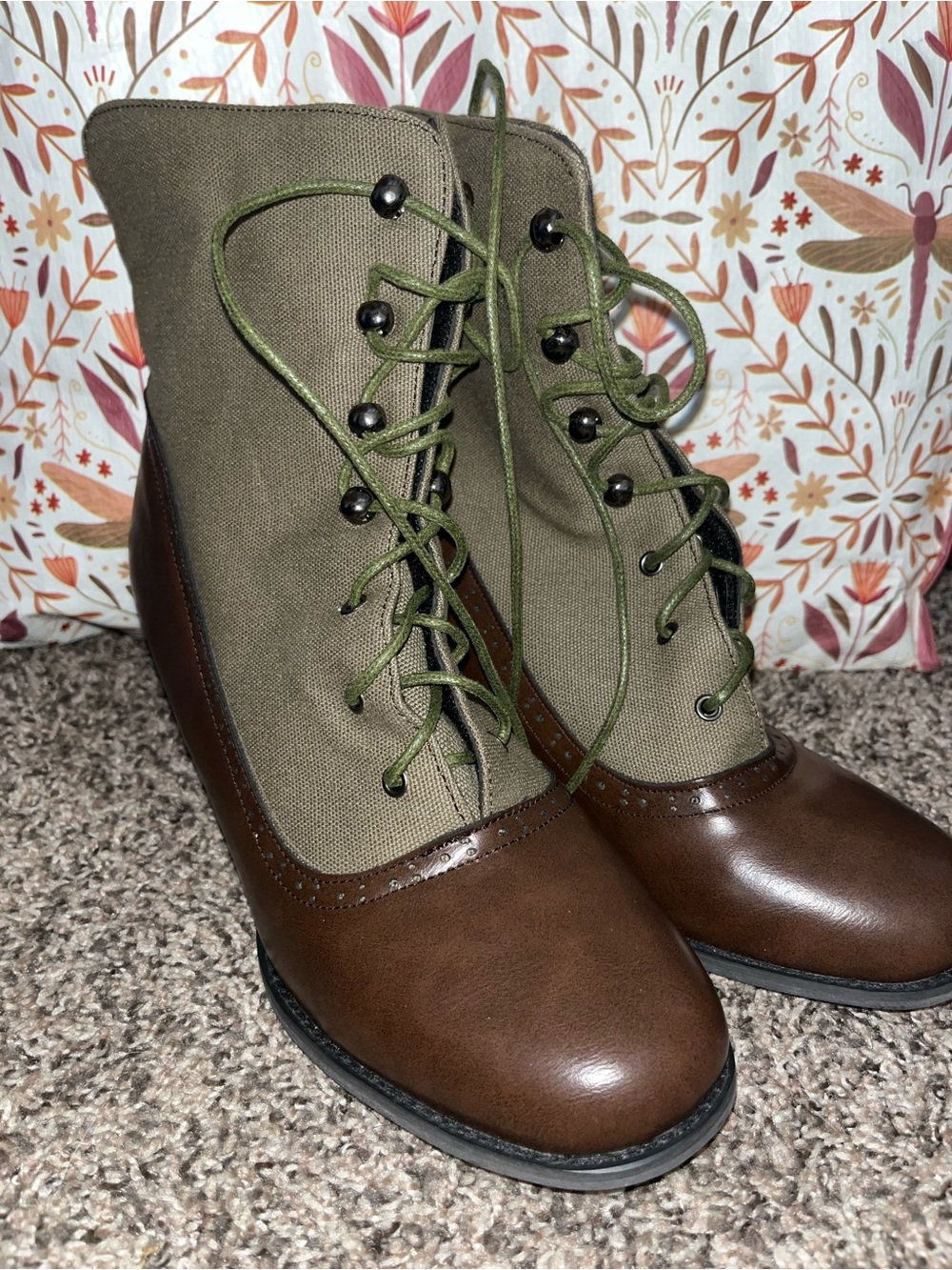 Women’s Vintage Style Lace Up Boots Size 10 (READ DESCRIPTION)